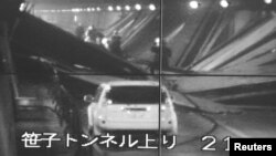 日本山梨縣隧道坍塌現場閉路電視畫面顯示救援人員正在進行搶救。