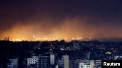 Llamas y nubes de humo se observan en los suburbios del sur de Beirut en medio de las hostilidades entre Israel y Hezbolá el 1 de octubre de 2024.