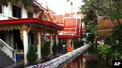 ພະອົງນຶ່ງກໍາລັງເບິ່ງຖ້ວມໄຫລເຂົ້າວັດ Sai Mai ໃນກໍ້າເໜືອບາງກອກ, ໄທ.
ວັນທີ 19 ຕຸລາ 2011D