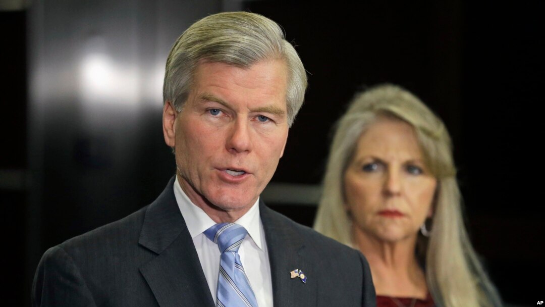 Mantan Gubernur Virginia, Bob McDonnell dan isterinya Maureen menolak memberi keterangan kepada media soal persidangannya (foto: dok).
