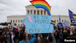 کنشگران جامعه دگرباشان جنسی و حامیان‌شان در مقابل دیوان عالی ایالات متحده گردهم آمده اند. آرشیو، ۸ اکتبر ۲۰۱۹
