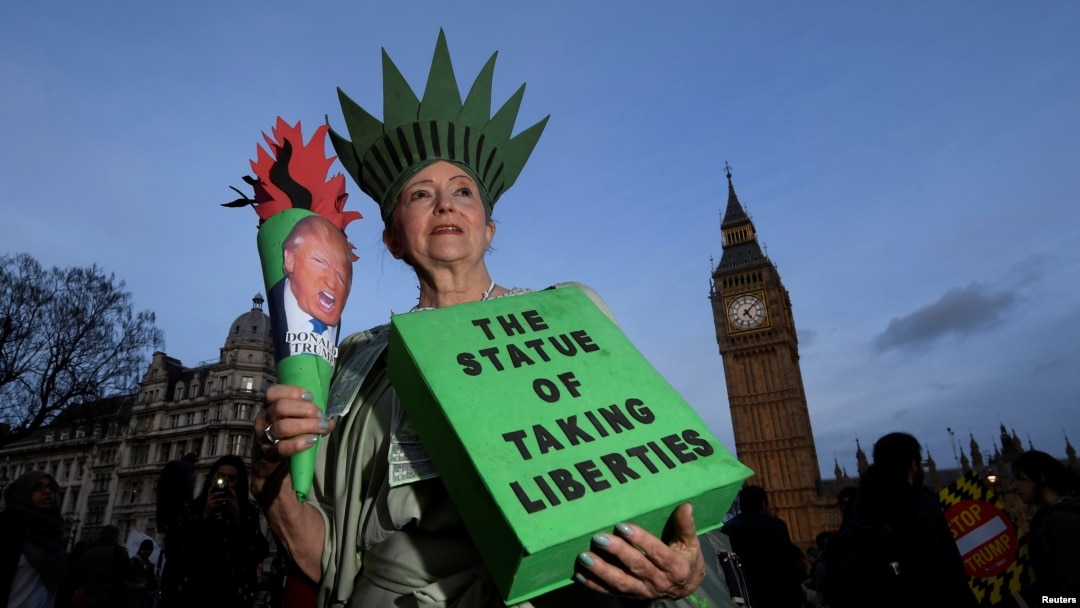 Seorang pengunjuk rasa yang berkostum a la Patung Liberty mengambil bagian dalam unjuk rasa menentang Presiden Donald Trump di London, Inggri 20 Februari 2017 (foto: REUTERS/Toby Melville)