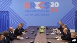 ရုရှားနိုင်ငံ Kazan မြို့မှာကျင်းပခဲ့တဲ့ BRICS 2024 ထိပ်သီးဆွေးနွေးပွဲထဲက အစည်းအဝေးတခု (အောက်တိုဘာ ၂၄၊ ၂၀၂၄)