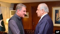 A photo released by the Foreign Office shows Pakistan's Foreign Minister Shah Mehmood Qureshi (L) receiving U.S. envoy Zalmay Khalilzad at the Foreign Ministry in Islamabad, Pakistan, April 5, 2019. 