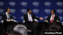 Presiden Joko Widodo bersama PM Kamboja Hun Sen (tengah) di World Economic Forum di Hotel Shangri-La, Jakarta (20/4). (Dokumentasi Biro Pers Kepresidenan)