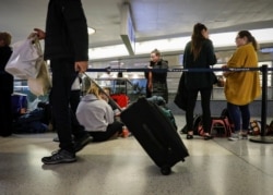 Travelers move through the boarding area for trains during the Thanksgiving holiday travel rush at Pennsylvania Station in New York, U.S., November 27, 2019. REUTERS/Brendan McDermid