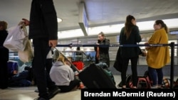 Les voyageurs traversent la zone d'embarquement pendant la ruée vers les vacances de Thanksgiving à la gare de Penn Station à New York, le 27 novembre 2019.