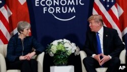 Presiden AS Donald Trump (kanan) bertemu PM Inggris Theresa May di sela-sela Forum Ekonomi Dunia di Davos, Swiss, 25 Januari 2018 lalu. 