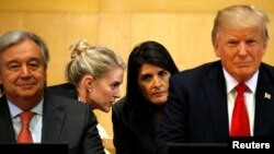 Secretário-geral da ONU, António Guterres, (esq), Presidente americano Donald Trump (dir.); por trás de Trump a embaixadora americana para a ONU, Nikki Haley, na Assembleia Geral da ONU a 18 de Setembro 2017