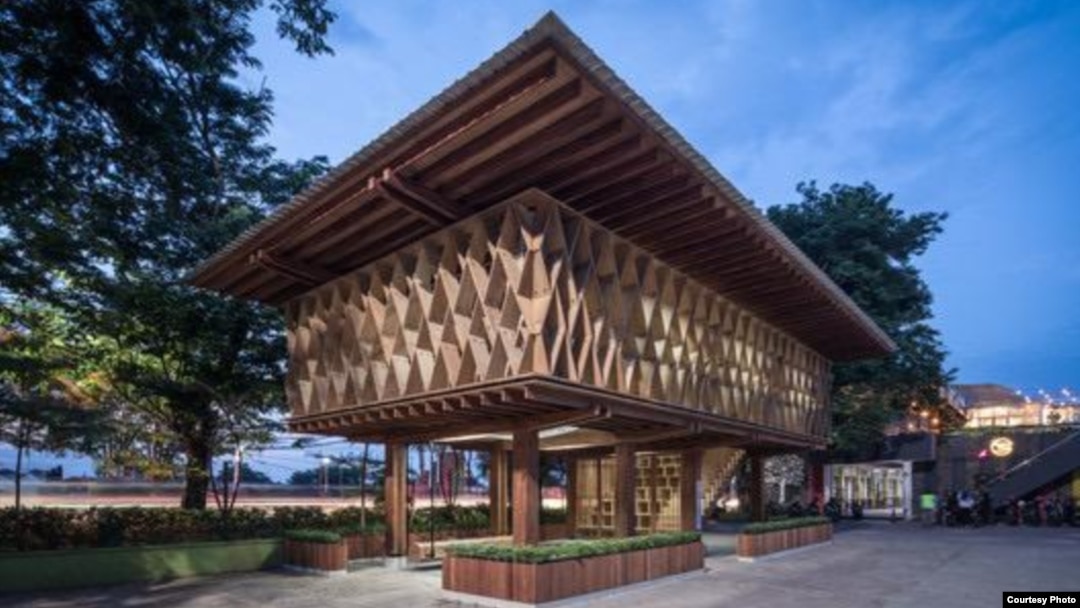 Microlibrary Warak Kayu di Semarang menggabungkan konsep rumah panggung tradisional Indonesia dan sistem konstruksi Zollinger Bauweise Jerman. (courtesy to : Kei/fotografer SHAU Indonesia).