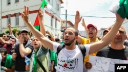 Des étudiants algériens scandent des slogans pendant une manifestation dans la capitale, Alger, le 21 mai 2019. 