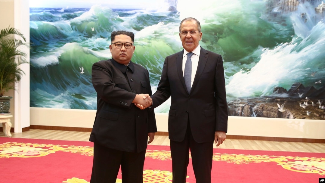 Lãnh tụ Triều Tiên Kim Jong Un và Ngoại trưởng Nga Sergei Lavrov, Bình Nhưỡng, ngày 31/5/2018.