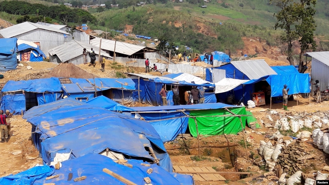 Penambang artisanal terlihat di pemukiman pertambangan di bukit Kpangba di Mongbwalu di timur laut Republik Demokratik Kongo, 16 November 2016. (Foto: Reuters)