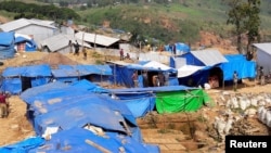 Penambang artisanal terlihat di pemukiman pertambangan di bukit Kpangba di Mongbwalu di timur laut Republik Demokratik Kongo, 16 November 2016. (Foto: Reuters)