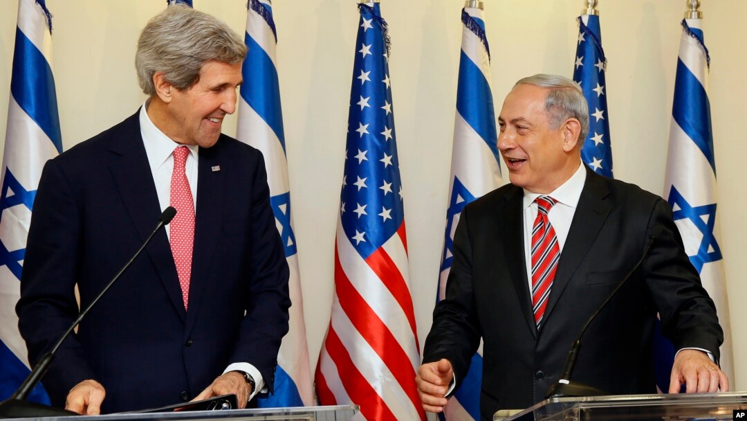 Menlu AS John Kerry (kiri) saat melakukan konferensi pers bersama PM Israel Netanyahu di Yerusalem hari Kamis (5/12). 