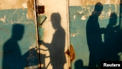 L’ombre de quelques personnes au marché de Zanzibar, Tanzanie, 22 novembre 2007l.