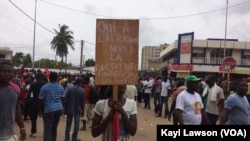 "Oui à l'alternance, non à la dictature" peut-on lire sur un panneau d'une manifestante dans les rues de Lomé, au Togo, le 4 octobre 2017. (VOA/Kayi Lawson)