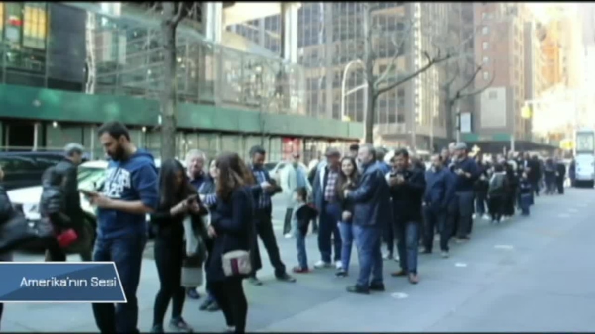 New York'ta Konsolosluk Binası Önünde Uzun Seçmen Kuyruğu