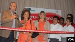 Enrique Román Morey, embajador del Perú ante la ONU durante la ceremonia de inauguración de la Feria Gastronómica Única en Manhattan, Nueva York. Lo acompañan la embajadora María Teresa Merino de Hart, Cónsul General del Perú en Nueva York. [Foto: Mitzi Macias, VOA].