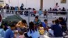 Migrantes venezolanos enviados por EEUU de regreso a México bajo el Título 42 se agrupan cerca de un paso fronterizo de Ciudad Juárez el 16 de octubre de 2022. 