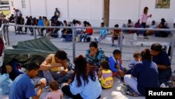 Migrantes venezolanos enviados por EEUU de regreso a México bajo el Título 42 se agrupan cerca de un paso fronterizo de Ciudad Juárez el 16 de octubre de 2022. 