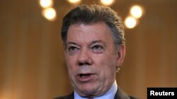 El presidente de Colombia, Juan Manuel Santos, viaja a Estados Unidos con una escala en La Habana para reunirse con los negociadores de paz