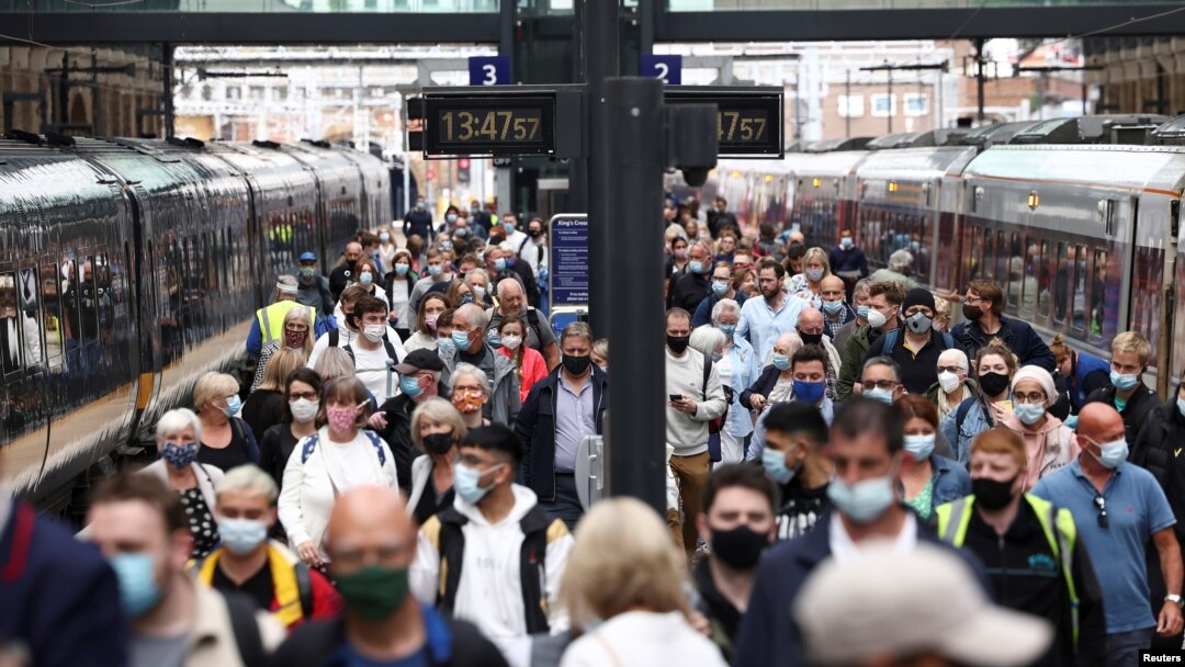Orang-orang yang memakai masker berjalan di sepanjang peron di Stasiun King's Cross, di tengah wabah COVID-19 di London, Inggris, 12 Juli 2021. (Foto: Reuters)