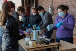Alumnos de la universidad de Rhode Island limpian los equipos CPAP y BiPAP que luego son modificados como respiradores que son enviados a países donde son necesitados. Imagen tomada de la páginaa web de la Universidad de Rhode Island.