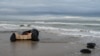 Jaket pelampung serta sejumlah ban pelampung terlihat berserakan di tepi pantai Sangatte di dekat Calais, Prancis, pada 4 Desember 2024, menyusul upaya penyeberangan ilegal yang gagal dilakukan oleh para migran. (Foto: AFP/Bernard Barron)