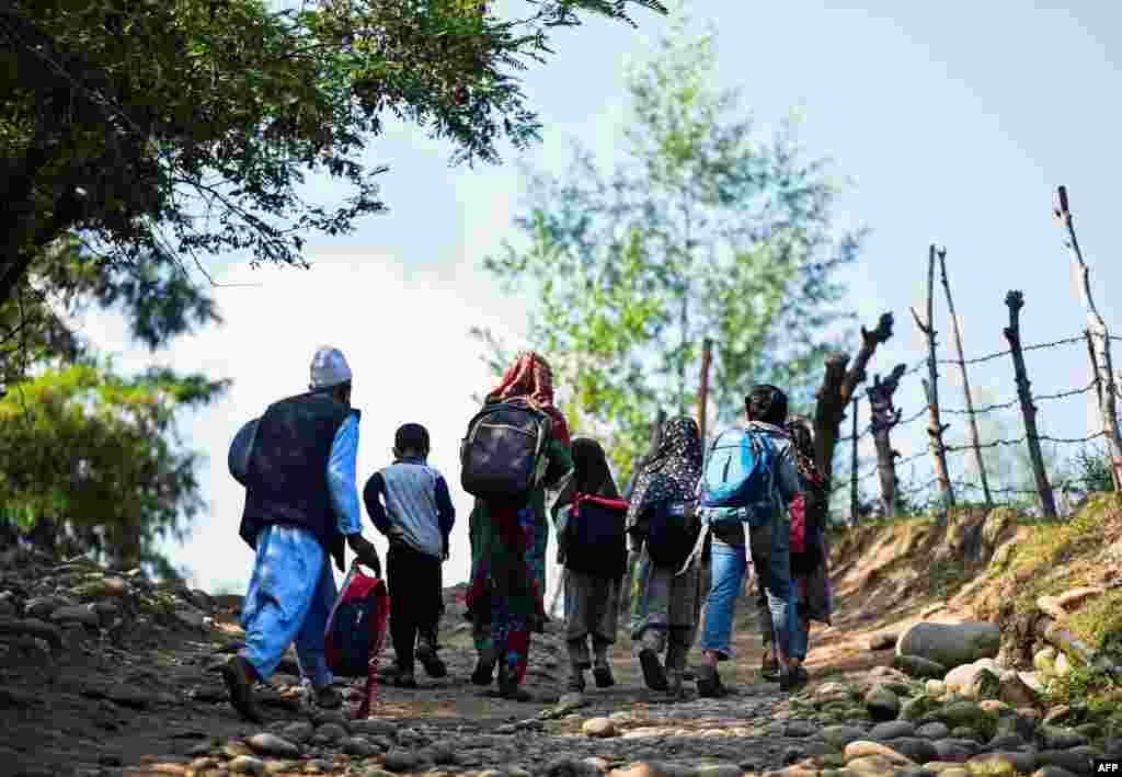 دشوار گزار اور پہاڑی رستوں کی وجہ سے طلبہ کو &#39;اوپن ایئر&#39; اسکولوں تک جانے کے لیے خاصی مشقت اٹھانا پڑتی ہے۔