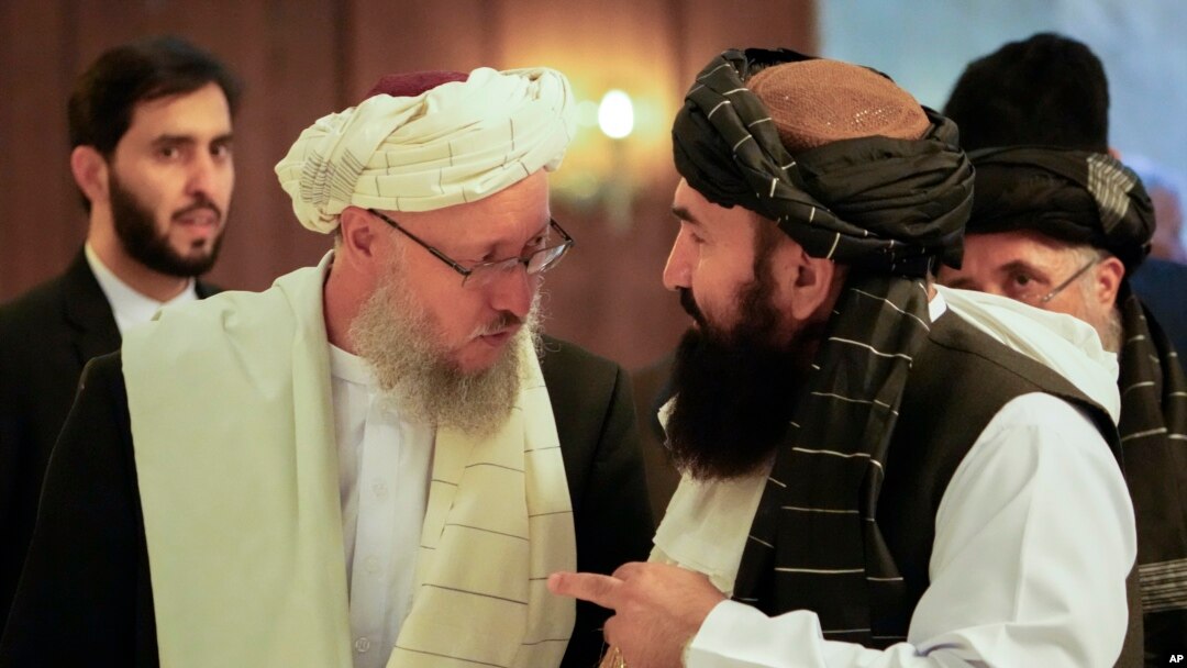 Abdul Salam Hanafi, Wakil Perdana Menteri di pemerintahan sementara Taliban, kiri, berbicara dengan pejabat Menteri Luar Negeri Afghanistan, Amir Khan Muttaqi selama pembicaraan yang melibatkan perwakilan Afghanistan di Moskow, Rusia, 20 Oktober 2021 (Foto: AP)