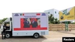 Poster lawatan Presiden China Xi Jinping ke Senegal, terpasang di badan truk pickup tertutup di Dakar, Senegal, 21 Juli 2018. REUTERS/Mikal McAllister - RC1597A96770