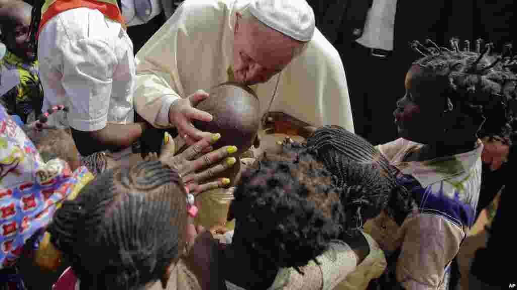 Le pape François embrasse des enfants lors de sa visite à Bangui où il s&#39;est rendu dans une mosque pour preacher pour la paix entre communautés religieuses, CEntrafrique, 29 novembre 2015.