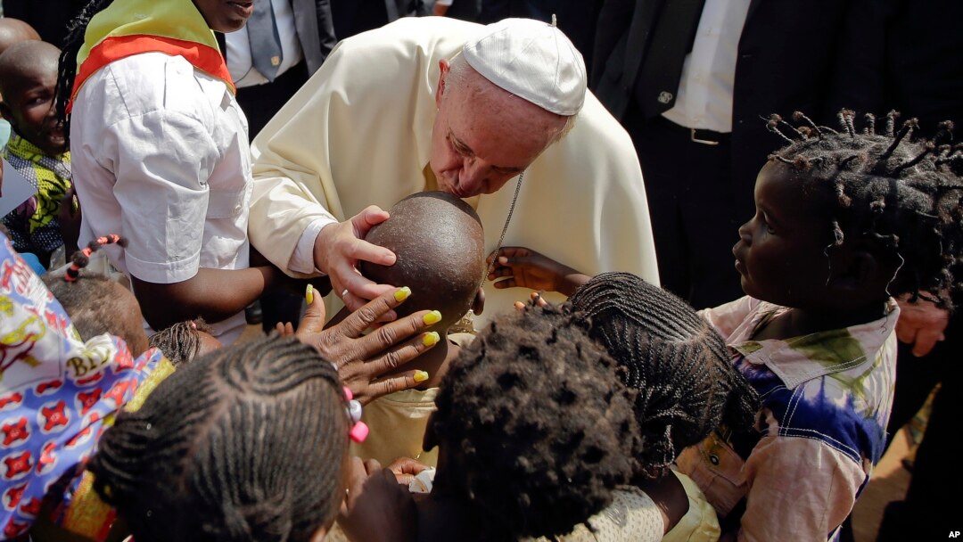 Pope Francis ahezagira abana mui Centrafrika mu 2015