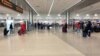 Pasajeros en el aeropuerto de Miami durante el recorrido educativo sobre viajeros con Alzheimer.