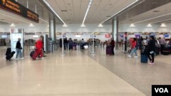 Pasajeros en el aeropuerto de Miami durante el recorrido educativo sobre viajeros con Alzheimer.