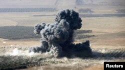 Smoke rises at Islamic State militants' positions in the town of Naweran, near Mosul, Iraq, Oct. 23, 2016. Kurdish Peshmerga fighters, backed by Turkish artillery, on Sunday claimed to have seized full control of the town of Bashiqa, about 10 kilometers northeast of IS-occupied Mosul.