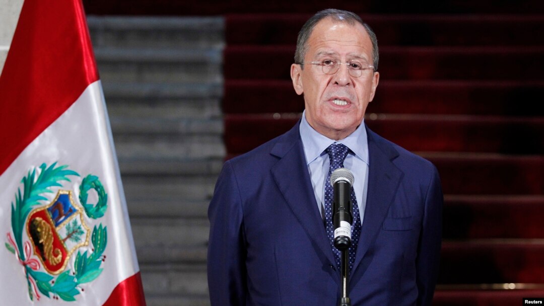 Menlu Rusia Sergei Lavrov dalam konferensi pers seusai pertemuan dengan Menlu Peru Eda Rivas di kantor Kementerian Luar Negeri Peru di Lima (30/4).