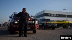 Seorang petugas Damkar Odessa memonitor lokasi di sebuah tempat penjualan mobil menyusul penembakan di Odessa, Texas, 1 September 2019.