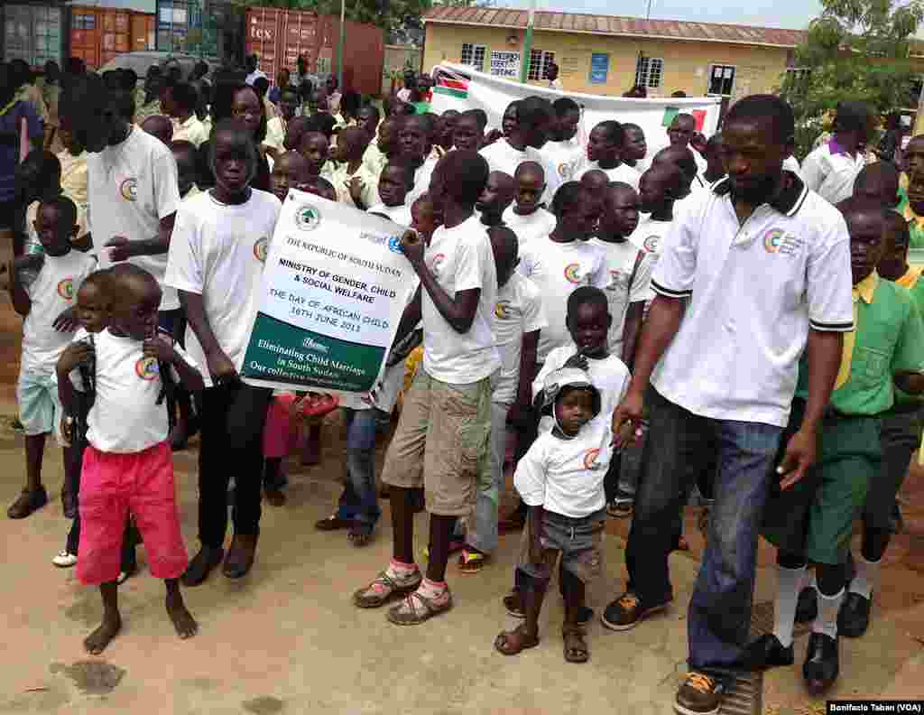 Anak-anak berbaris di Pusat Kebudayaan Nyakuron di Juba untuk memperingati Hari Anak Afrika yang jatuh pada 16 Juni.