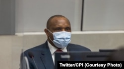 Bosco Ntaganda, elongi ezipami na masque, azali kolanda ekateli na ye na Cour pénale internationale, na Haye, Pays-Bas, 20 mars 2021. (Twitter/Cour pénale internationale)