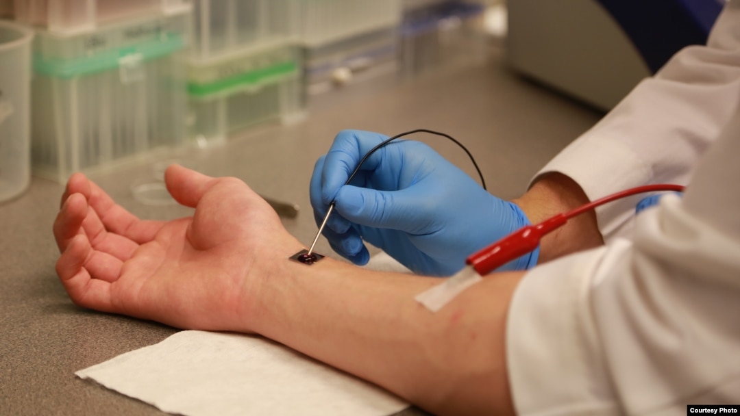 Para peneliti memperagakan proses yang dikenal sebagai transfeksi-nano jaringan di Wexner Medical Center, Ohio State University