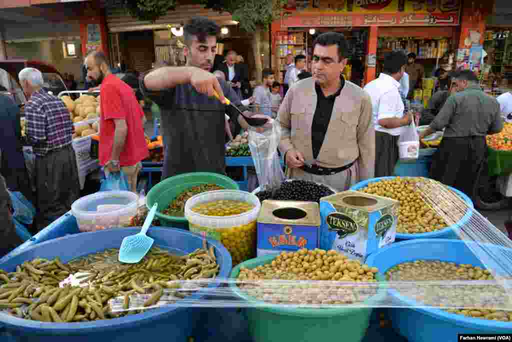 فرۆشتنی زەیتون بە چەندین جۆر و تامی جیاواز لە ئێواراندا و لە ناو بازاڕی هەڵەبجە