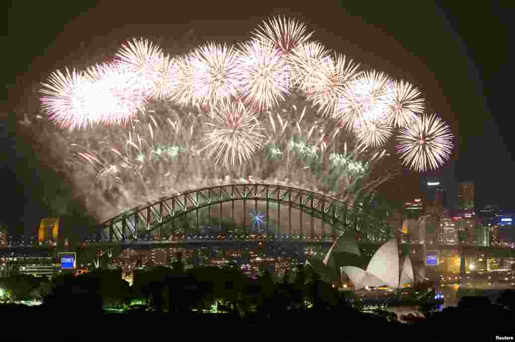 Kembang api menghiasi langit Pelabuhan Sydney, menandai datangnya tahun baru 2014. (Reuters/Jason Reed)