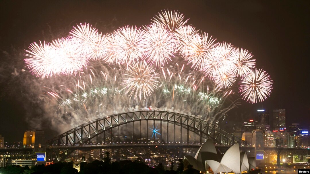 Parayaan kembang api untuk menyambut tahun baru 2014 di kota Sydney, Australia. 