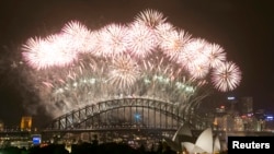 Parayaan kembang api untuk menyambut tahun baru 2014 di kota Sydney, Australia. 