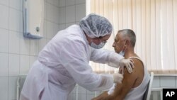 Un trabajador médico ruso administra una vacuna experimental Sputnik V en Moscú en septiembre.