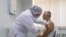 Un trabajador médico ruso administra una vacuna experimental Sputnik V en Moscú en septiembre.