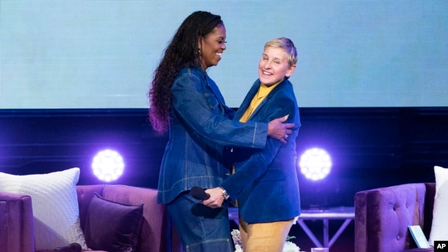 Michelle Obama ve Ellen Degeneres, Washington'daki Warner Tiyatrosu'nda düzenlenen kitap tanıtımı etkinliğinde biraraya geldi.