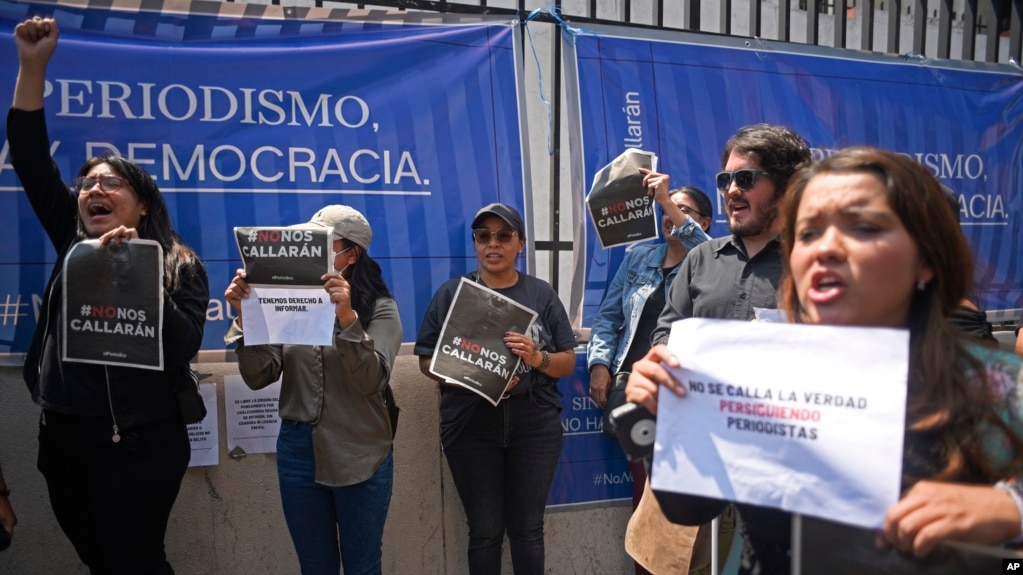 ARCHIVO - Periodistas del extinto medio de comunicación El Periódico, cuyo presidente José Rubén Zamora permanece encarcelado, mantuvieron protestas, el Ministerio Público también levantó cargos contra periodistas y columnistas por publicaciones sobre casos de corrupción.